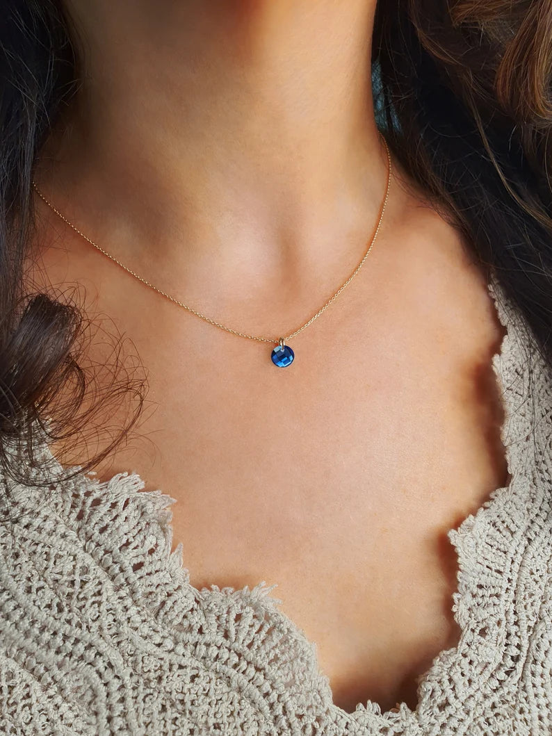 Halskette mit Farbstein | dezenter Stein in dunkel blau | FILIGRANE Halskette | runder Farbstein